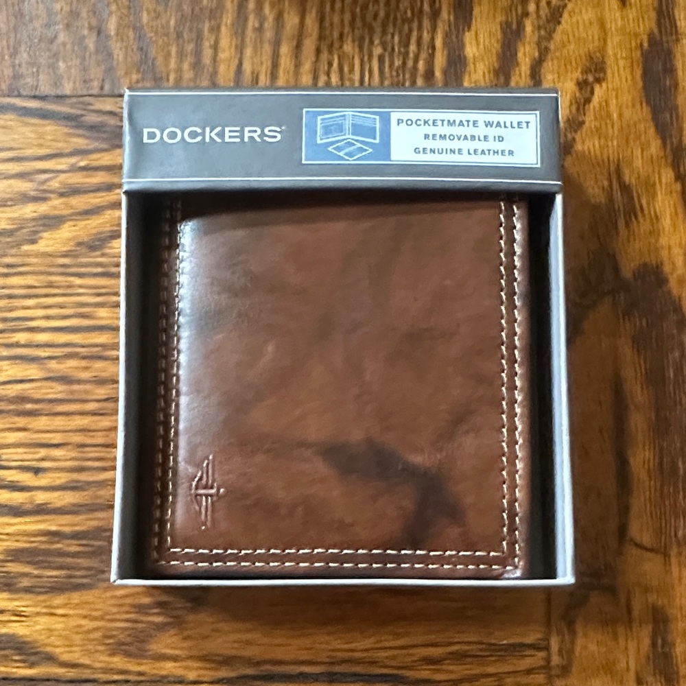 Dockers Tan Leather Pocketmate Wallet